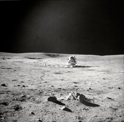 アポロ 14 号の EVA ビュー、月面、1971 年。 作： Edgar Mitchell