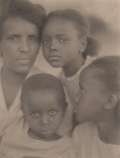家族の肖像 作： Edith R. Wilson