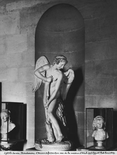 ヘラクレスのクラブから弓を彫るキューピッド、1747-50（346091も参照）（大理石） 作： Edmé Bouchardon