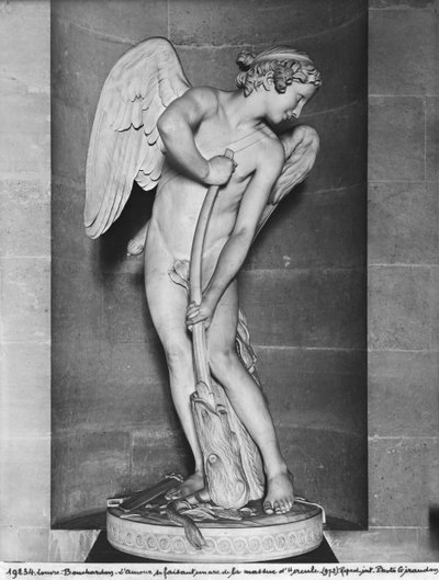 ヘラクレスのクラブから弓を彫るキューピッド、1747-50（346092も参照）（大理石） 作： Edmé Bouchardon