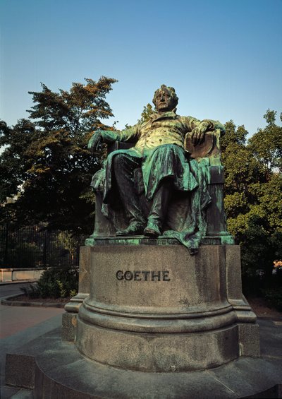 ドイツの詩人ヨハン・ヴォルフガング・フォン・ゲーテ（1749-1832）を讃えるモニュメントは、エドモンド・フォン・ヘルマー（1850-1935）によって作られました。 作： Edmund Ritter von Hellmer