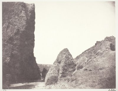 崖と岩の間を流れる小川 作： Edouard Denis Baldus