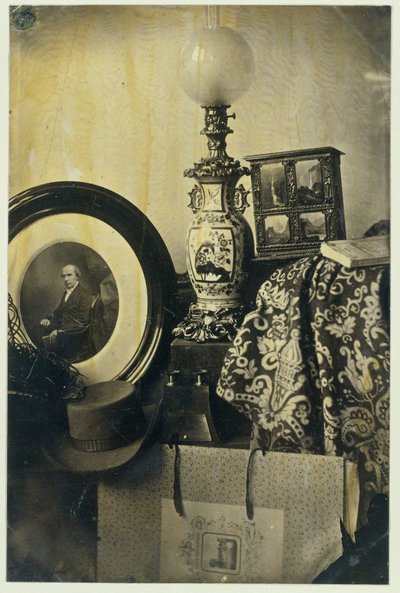 アッサーのポートレート写真のある静物、ステレオスコープ、ポートフォリオ 作： Eduard Isaac Asser