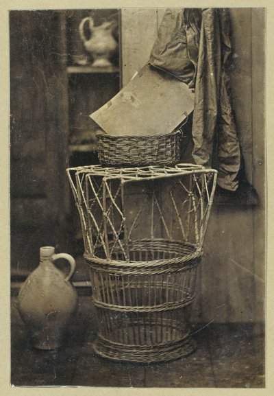 バスケット、水差し、水差し、ポートフォリオのある静物 作： Eduard Isaac Asser