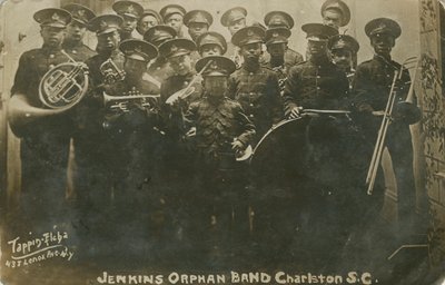 1914 年、サウスカロライナ州チャールストンのジェンキンス孤児院バンドの写真はがき。 作： Edward Elcha