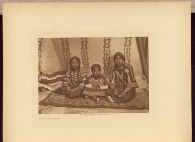 ロッジにて - ピエガン 作： Edward S. Curtis