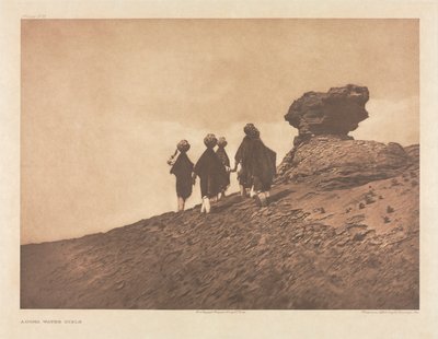 ポートフォリオ XVI, Plate 573: アコマ・ウォーター・ガールズ 作： Edward S. Curtis