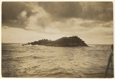 [岩だらけの波打ち際の小島に、私のカヌーは私を運んできた] 作： Edward S. Curtis