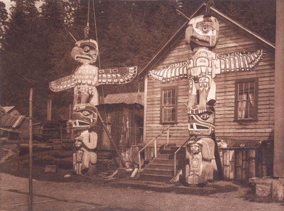 ブリティッシュ コロンビア州アラート ベイの彫刻が施された柱 作： Edward Sheriff (after) Curtis
