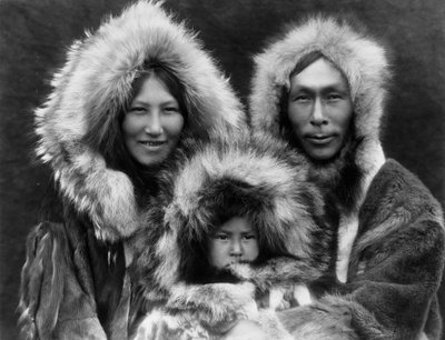 A family group, Noatak, c.1929 (b/w photo)   1457034   ja       japanese Successfully Translated  Original: Penally Bridge, Boscastle (oil on canvas) Translat: Penally Bridge, Boscastle (oil on canvas) 1454212 ja japanese Successfully Translated Original:  作： Edward Sheriff Curtis