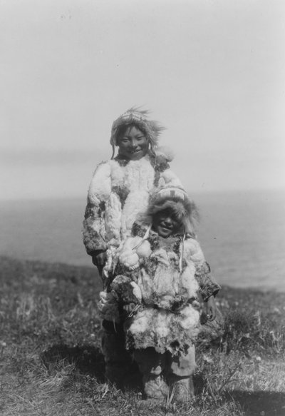 A young child and an older Eskimo wearing duck skin parkas, Nunivak Island, Alaska, c.1929 (b/w photo)   1457061   ja       japanese Successfully Translated  Original: Budds Green, Kent Translat: Budds Green, Kent 1434778 ja japanese Successfully Translate 作： Edward Sheriff Curtis