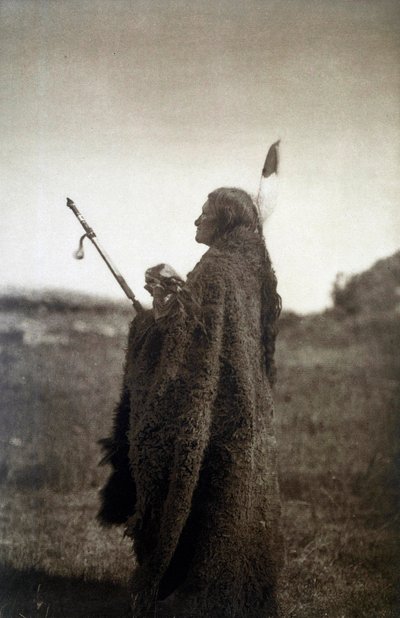 アメリカインディアン: 儀式用のドレスを着た戦士の肖像 作： Edward Sheriff Curtis