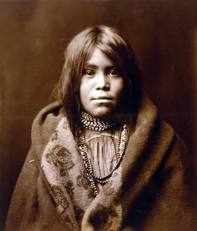 アパッチ族の少女、c. 1903年、写真エドワード・S・カーティス 作： Edward Sheriff Curtis