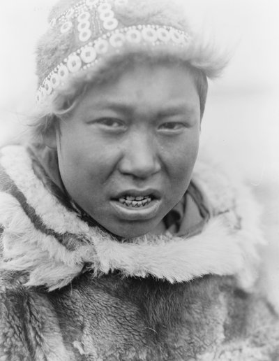 アラスカ州フーパーベイ出身のエスキモーの若者、1929年頃（白黒写真） 作： Edward Sheriff Curtis