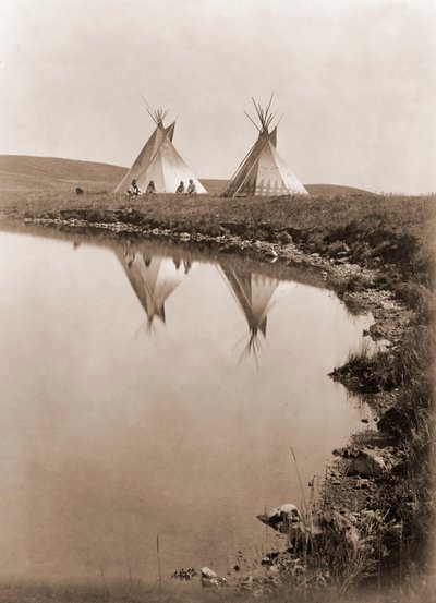 エドワード・S・カーティス作「ウォーターズ・エッジで」ピエガン、1910年頃（シルバープリント） 作： Edward Sheriff Curtis
