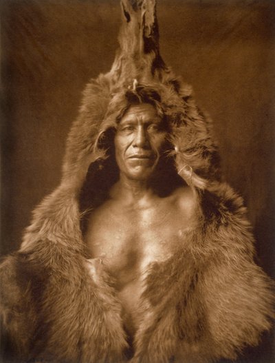 クマの皮に包まれたアリカラ族のクマの腹 作： Edward Sheriff Curtis