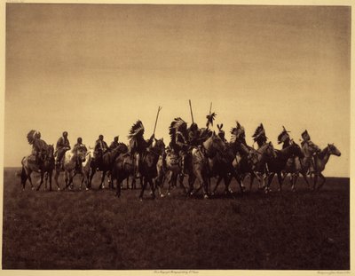 ブレート戦争パーティー。 スー ブリュルの一団が敵に対する襲撃を再現します。 北米インディアンに関するエドワード S. カーティスの百科事典 (1868-1952) の第 3 巻から撮影された写真。セオドア ルーズベルトによる序文付き。 1907 年から 1930 年の間に、20 巻が出版されました。 作： Edward Sheriff Curtis