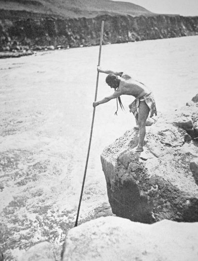 コロンビア川でサーモンを突き刺すチヌークの人々 (b/w 写真) 作： Edward Sheriff Curtis