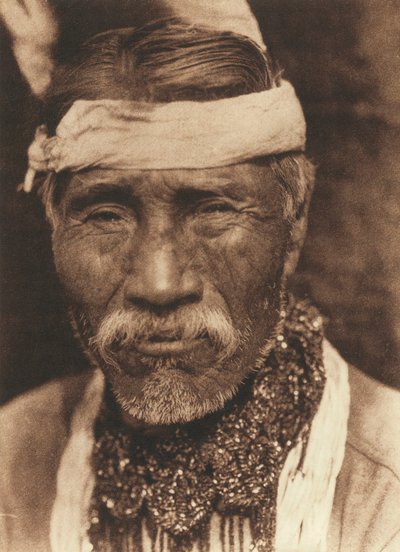 正面から見た古い北米インディアンのクローズアップ 作： Edward Sheriff Curtis