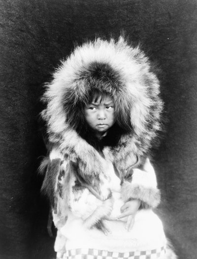 アラスカ州ノアタク出身のエスキモーの子供、1929年頃（白黒写真） 作： Edward Sheriff Curtis