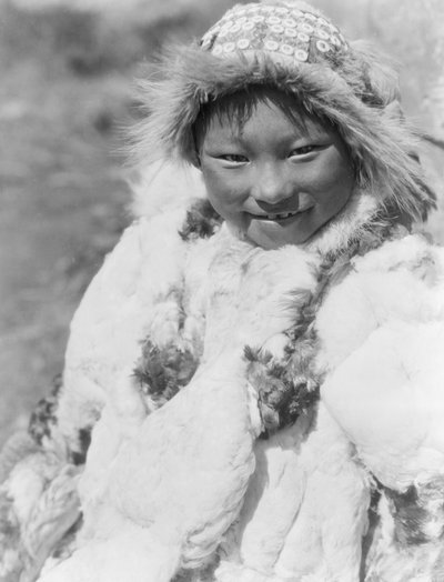 ウヨウッチャと特定されたエスキモーの子供、おそらくアラスカのヌニバク島出身、1929年頃（白黒写真） 作： Edward Sheriff Curtis