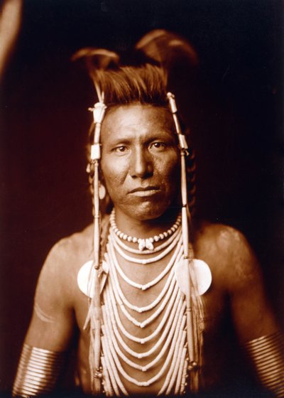 インドの勇者：ベン・ロング・イヤー c. 1905年、写真エドワード・S・カーティス 作： Edward Sheriff Curtis