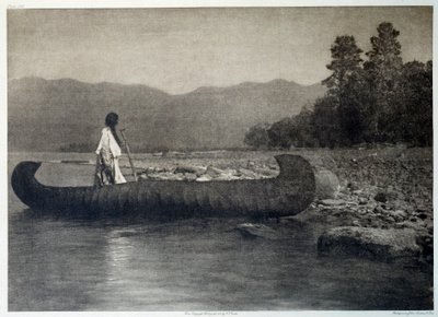 アメリカのインディアン: モンタナ州フラットヘッド湖南部でカヌー ボートに乗るインディアン 作： Edward Sheriff Curtis