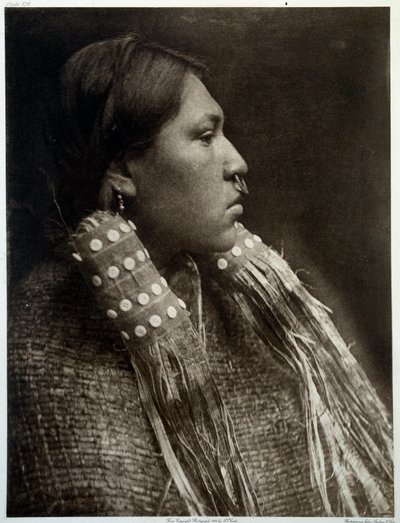 アメリカのインディアン: 鼻にピアスをしているインディアンの少女の肖像画 作： Edward Sheriff Curtis