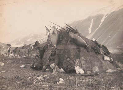 イヌイットの小屋と家族、1899 年頃 (白黒写真) 作： Edward Sheriff Curtis