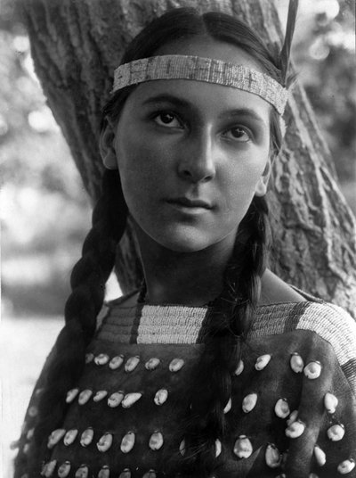 ルシール、ダコタの女性、c。 1908年、写真エドワード・S・カーティス 作： Edward Sheriff Curtis
