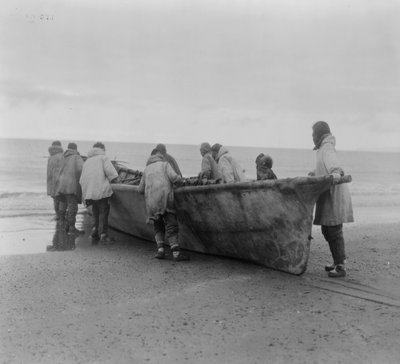 Nativos americanos lançando um barco baleeiro no Cabo Príncipe de Gales, Alasca, c.1929 (foto em preto e branco) 作： Edward Sheriff Curtis