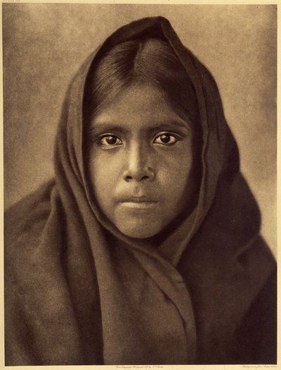 Garota Qahatika. Jovem garota Qahatika. Esses índios do deserto vivem a cerca de 60 quilômetros da Reserva Pimas (Arizona). Foto extraída do volume 2 da enciclopédia de Edward S. Curtis (1868-1952) sobre os índios norte-americanos, com prefácio de Theodore 作： Edward Sheriff Curtis