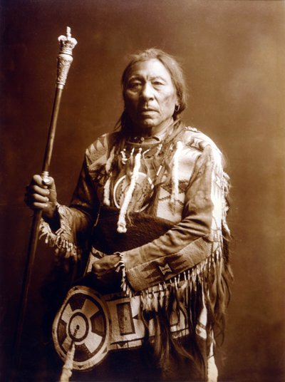 走るうさぎ (Aatsista-Mahkan 1833-1911)、Blackfeet Indian、c. 1900年、写真エドワード・S・カーティス 作： Edward Sheriff Curtis