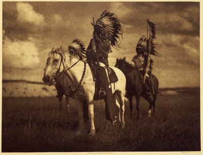 Sioux-päälliköt. Hyvin usein kaksi tai kolme miestä muodostivat sotajoukon ja lähtivät viikoiksi tai kuukausiksi. Joskus he palasivat päänahkojen, hevosten tai naisten kanssa. Sitten sotajoukot tiesivät sen koosta riippumatta tappionsa, eikä kukaan selvinn 作： Edward Sheriff Curtis