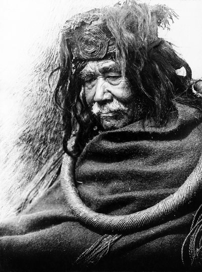 ハマツァ、ナコアクトクc。 1910年 ナコアクトク男性の半身像、左向き、杉の根の儀式用ループを身に着けている. 作： Edward Sheriff Curtis