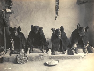 The Mealing Trough - エドワード・S・カーティスによるホピ 作： Edward Sheriff Curtis