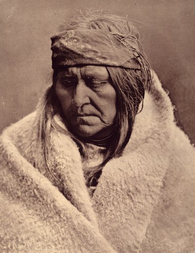 Two Bear, piegan woman. As for the Piegans of today and tomorrow, we would have to be very optimistic to find hope in their present situation. The promise of a better life, which had always been made to them by civilization, was an empty shell. Photo taken 作： Edward Sheriff Curtis