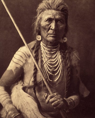 Wolf, Indian Apsaroke (Susi - Apsaroke kirjoitetaan joskus myös Absaroke) Kuva otettu osasta 4 tietosanakirjasta, jonka Edward S. Curtis (1868-1952) on julkaissut Pohjois-Amerikan intiaaneista, sekä Theodore Rooseveltin esipuhe. Vuosina 1907-1930 2 作： Edward Sheriff Curtis