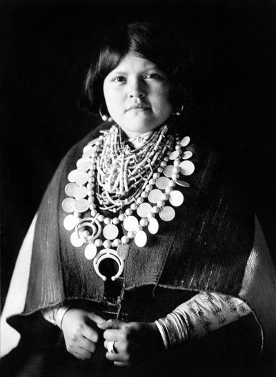 ズニ族の装飾品を身に着けている若いインド人女性、c. 1903年、写真エドワード・S・カーティス 作： Edward Sheriff Curtis