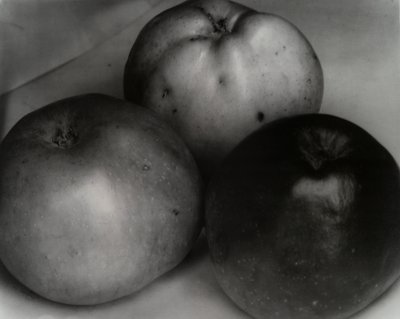 3 つのりんご、フランス、カリフォルニア州。 1921年 作： Edward Steichen