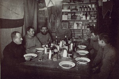 男性、真冬の日の夕食、英国南極遠征、ケープエバンス、1912年6月22日（白黒写真） 作： Edward W. Nelson