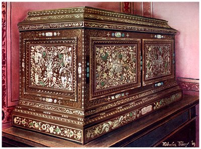 ウォールナットの象眼細工の棺、前面、側面、上部にパネルを施したもの（1910年）。 作： Edwin Foley
