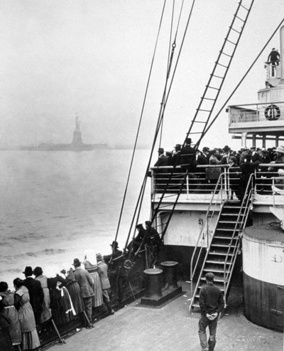 Maahanmuuttajien saapuminen Ellis Islandille, New Yorkiin, kuva Edwin Levick, n. 1905 作： Edwin Levick