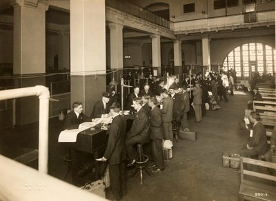 米国移民局のメインホールに登録されている移民、1902年10月 作： Edwin Levick