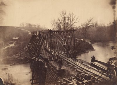 1863 年 4 月、ブル ランに新しい軍用トラス橋を建設する建設隊の一部。 作： Egbert Guy Fowx
