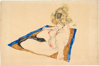 青い縁取りの茶色の敷物の上に座る金髪のヌード、1912年。 作： Egon Schiele