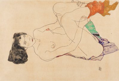 脚を引き上げた状態で横たわる女性のヌード、1913年。 作： Egon Schiele