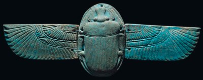 エジプトのファイアンス翼のあるスカラベ、c。 紀元前664～30年 作： Egyptian