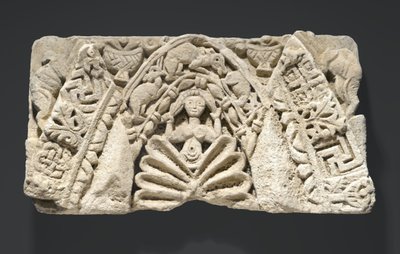 女性像のあるアーチ（石灰岩） 作： Egyptian