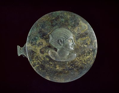 浮き彫りの女性のヘレニズム時代の胸像が描かれたブロンズのミラーカバー、紀元前100年〜西暦100年（刻まれた装飾が施されたブロンズの鋳造） 作： Egyptian